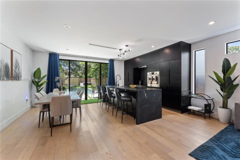 House in Miami, Florida 3 bedrooms, 153.85 sq.m. № 1992356 - photo 12