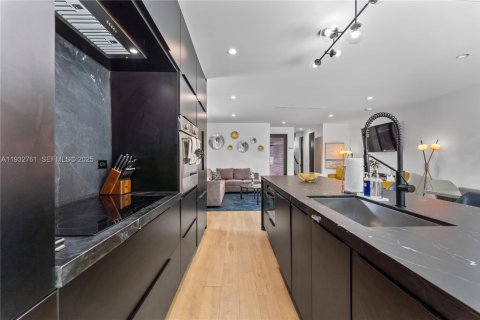 House in Miami, Florida 3 bedrooms, 153.85 sq.m. № 1992356 - photo 16