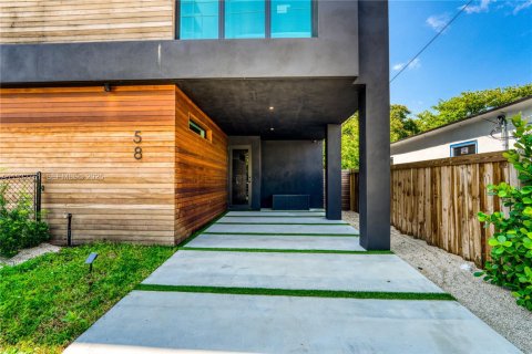 House in Miami, Florida 3 bedrooms, 153.85 sq.m. № 1992356 - photo 2