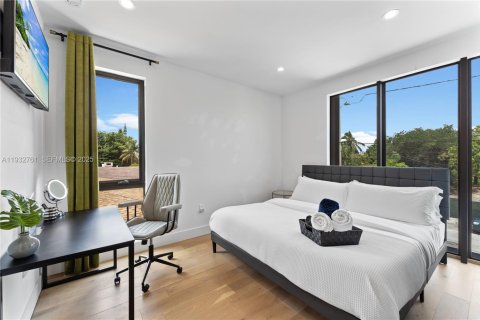 House in Miami, Florida 3 bedrooms, 153.85 sq.m. № 1992356 - photo 30