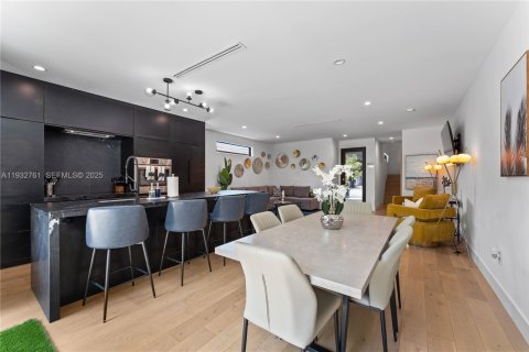 House in Miami, Florida 3 bedrooms, 153.85 sq.m. № 1992356 - photo 14