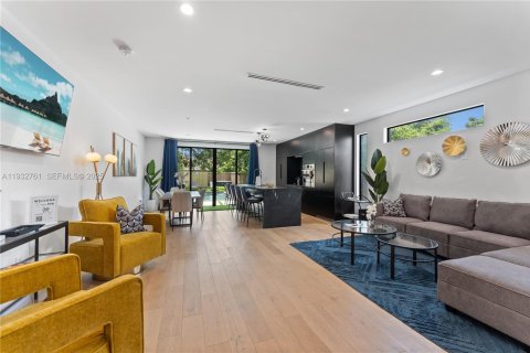 House in Miami, Florida 3 bedrooms, 153.85 sq.m. № 1992356 - photo 10