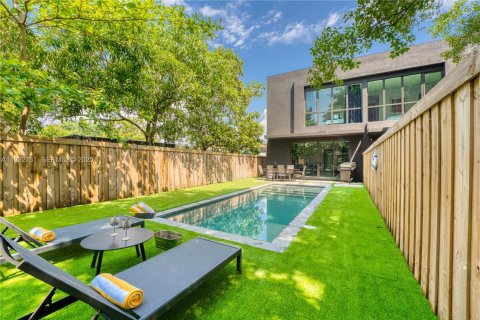 House in Miami, Florida 3 bedrooms, 153.85 sq.m. № 1992356 - photo 9