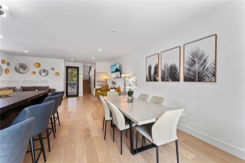 House in Miami, Florida 3 bedrooms, 153.85 sq.m. № 1992356 - photo 15