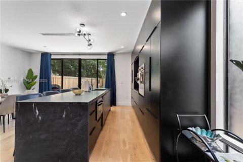 House in Miami, Florida 3 bedrooms, 153.85 sq.m. № 1992356 - photo 13