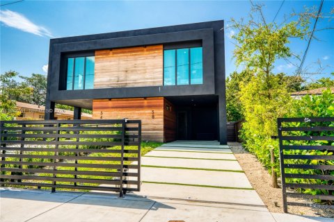 House in Miami, Florida 3 bedrooms, 153.85 sq.m. № 1992356 - photo 1