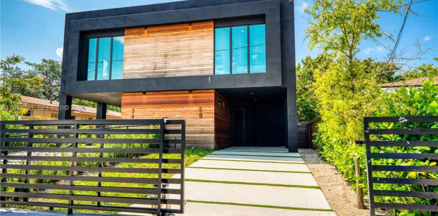 House in Miami, Florida 3 bedrooms, 153.85 sq.m. № 1992356