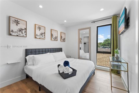 House in Miami, Florida 3 bedrooms, 153.85 sq.m. № 1992356 - photo 25