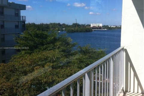 Снять в аренду кондоминиум в Норт-Майами-Бич, Флорида 1 спальня, 97.83м2, № 1944357 - фото 4