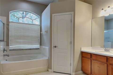 Villa ou maison à louer à Spring Hill, Floride: 4 chambres, 231.14 m2 № 2416419 - photo 9