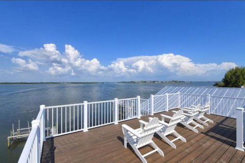 House in Bradenton Beach, Florida 8 bedrooms, 396.69 sq.m. № 1561217 - photo 2