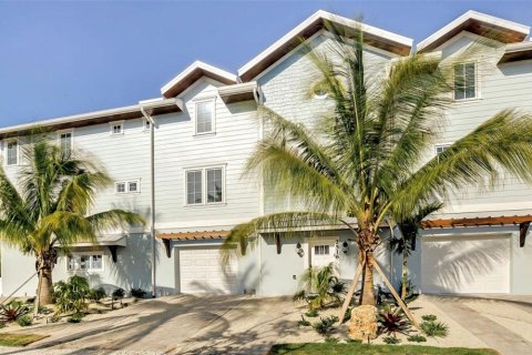 House in Bradenton Beach, Florida 8 bedrooms, 396.69 sq.m. № 1561217 - photo 1