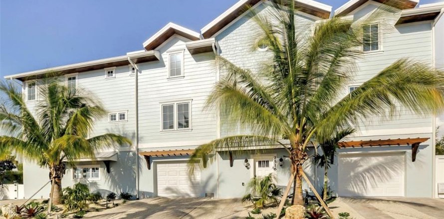 House in Bradenton Beach, Florida 8 bedrooms, 396.69 sq.m. № 1561217