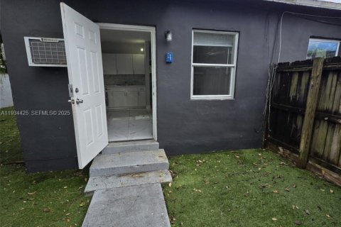 Propiedad comercial en venta en Fort Lauderdale, Florida № 1992562 - foto 3