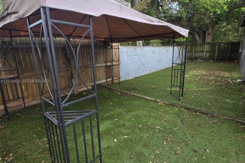 Propiedad comercial en venta en Fort Lauderdale, Florida № 1992562 - foto 4