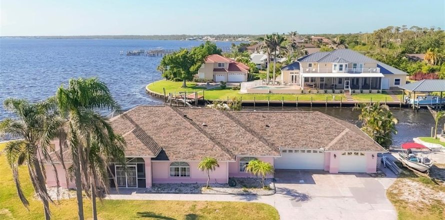 House in Port Charlotte, Florida 3 bedrooms, 242.94 sq.m. № 1662085