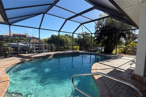 Villa ou maison à Port Charlotte, Floride 4 chambres, 251.11 m2 № 2419951