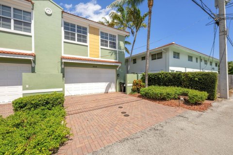 Townhouse in Fort Lauderdale, Florida 3 bedrooms, 189.99 sq.m. № 1077775 - photo 1