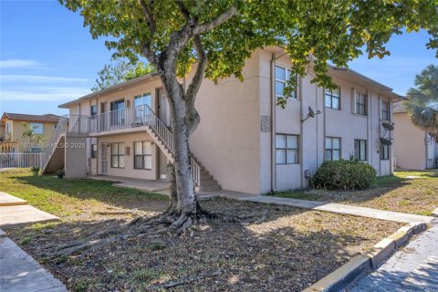 Condo in Miami, Florida, 2 bedrooms  № 2042679 - photo 17