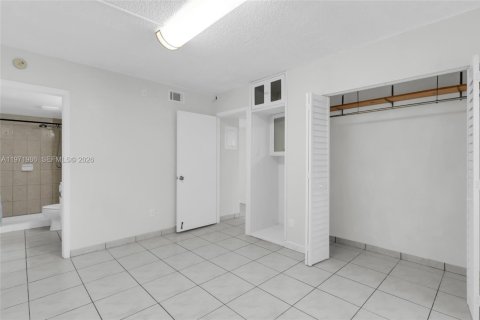 Condo in Miami, Florida, 2 bedrooms  № 2042679 - photo 15