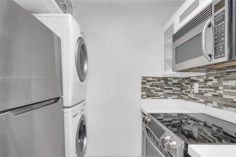 Condo in Miami, Florida, 2 bedrooms  № 2042679 - photo 10