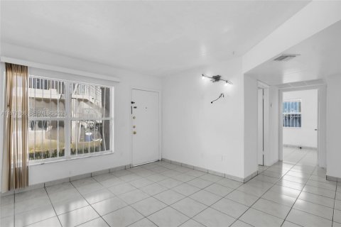 Condo in Miami, Florida, 2 bedrooms  № 2042679 - photo 7