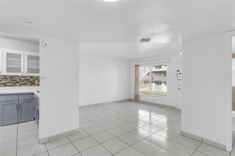 Condo in Miami, Florida, 2 bedrooms  № 2042679 - photo 8