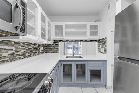 Condo in Miami, Florida, 2 bedrooms  № 2042679