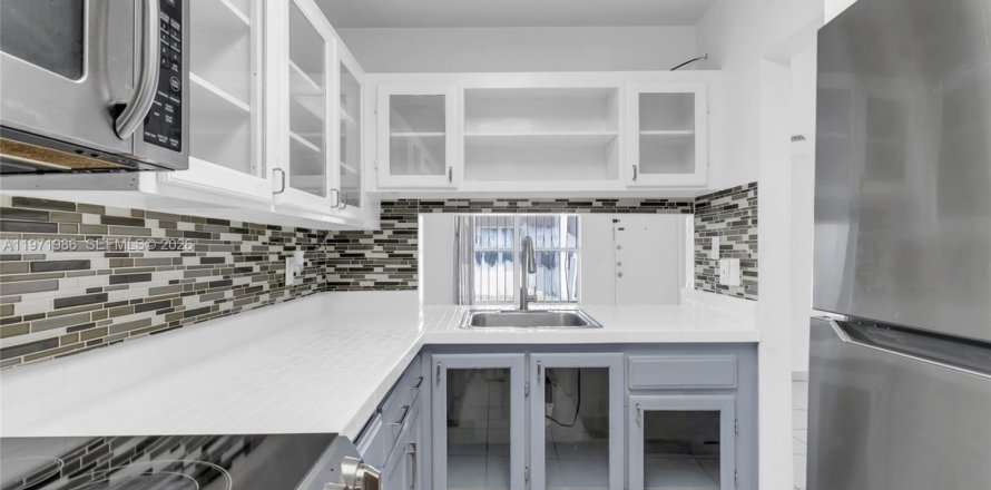 Condo in Miami, Florida, 2 bedrooms  № 2042679