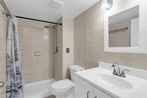 Condo in Miami, Florida, 2 bedrooms  № 2042679 - photo 16