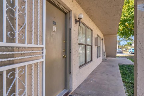 Condo in Miami, Florida, 2 bedrooms  № 2042679 - photo 2