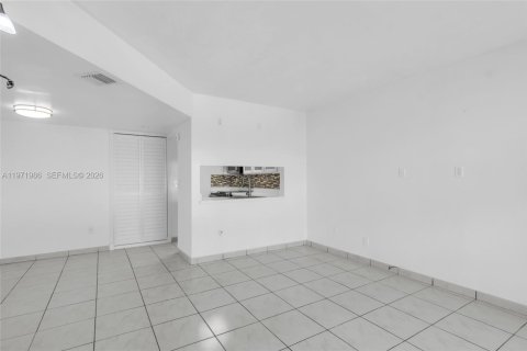 Condo in Miami, Florida, 2 bedrooms  № 2042679 - photo 6