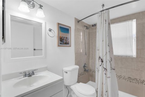 Condo in Miami, Florida, 2 bedrooms  № 2042679 - photo 13