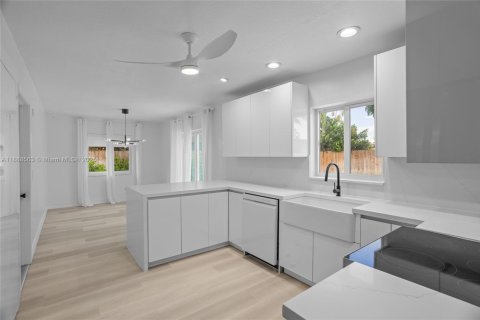 House in Boca Raton, Florida 4 bedrooms, 176.7 sq.m. № 1942427 - photo 14