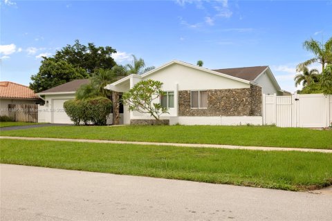 House in Boca Raton, Florida 4 bedrooms, 176.7 sq.m. № 1942427 - photo 2