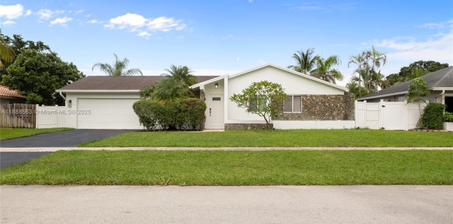House in Boca Raton, Florida 4 bedrooms, 176.7 sq.m. № 1942427