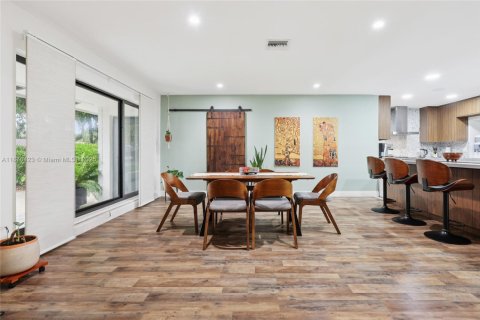 House in Hollywood, Florida 4 bedrooms, 193.79 sq.m. № 1927997 - photo 7