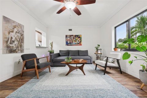 House in Hollywood, Florida 4 bedrooms, 193.79 sq.m. № 1927997 - photo 6