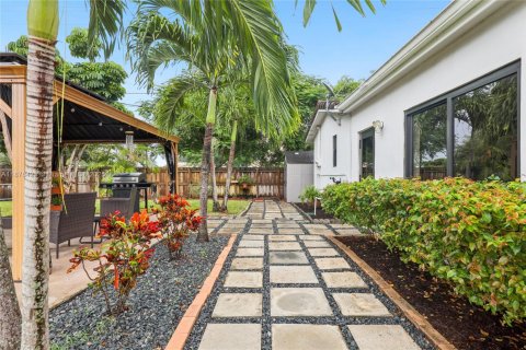 House in Hollywood, Florida 4 bedrooms, 193.79 sq.m. № 1927997 - photo 29