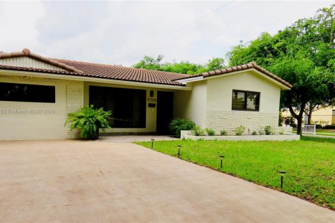 House in Hollywood, Florida 4 bedrooms, 193.79 sq.m. № 1927997 - photo 3