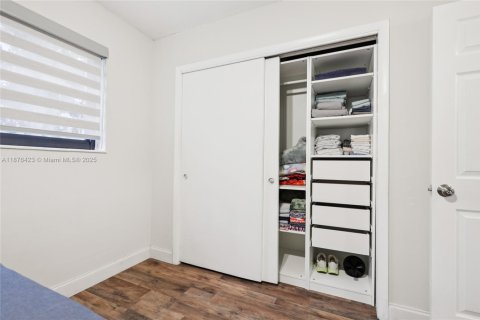 House in Hollywood, Florida 4 bedrooms, 193.79 sq.m. № 1927997 - photo 16