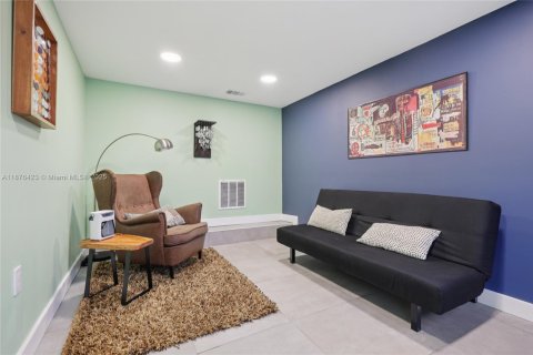 House in Hollywood, Florida 4 bedrooms, 193.79 sq.m. № 1927997 - photo 13