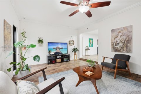 House in Hollywood, Florida 4 bedrooms, 193.79 sq.m. № 1927997 - photo 5