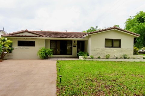 House in Hollywood, Florida 4 bedrooms, 193.79 sq.m. № 1927997 - photo 4