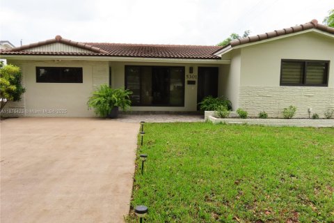 House in Hollywood, Florida 4 bedrooms, 193.79 sq.m. № 1927997 - photo 2