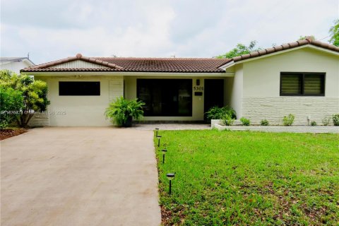 House in Hollywood, Florida 4 bedrooms, 193.79 sq.m. № 1927997