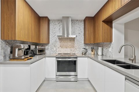 House in Hollywood, Florida 4 bedrooms, 193.79 sq.m. № 1927997 - photo 12