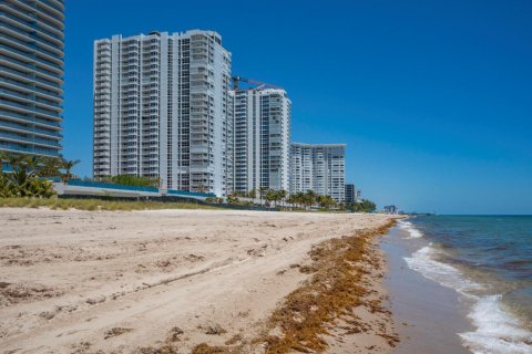 Condominio en venta en Pompano Beach, Florida, 2 dormitorios, 145.86 m2 № 2260200 - foto 2