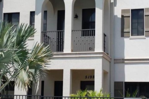 Adosado en venta en Doral, Florida, 3 dormitorios, 226.5 m2 № 1764357 - foto 1