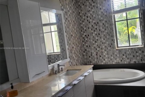 Adosado en venta en Doral, Florida, 3 dormitorios, 226.5 m2 № 1764357 - foto 25